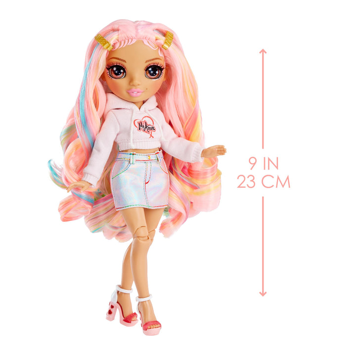 Muñeca Rainbow High Kia Hart 22.86 cm Posable Con Mochila y Accesorios Rosa - Imagen 2