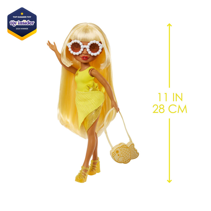 Rainbow High Swim Style Sunny Muñeca De Moda Posable Con Envoltura Y Accesorios - Imagen 3