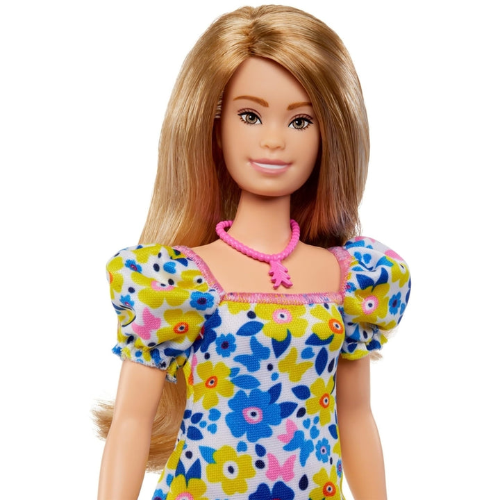 Muñeca Barbie Fashionistas Síndrome De Down Vestido Floral Inclusiva - Imagen 3