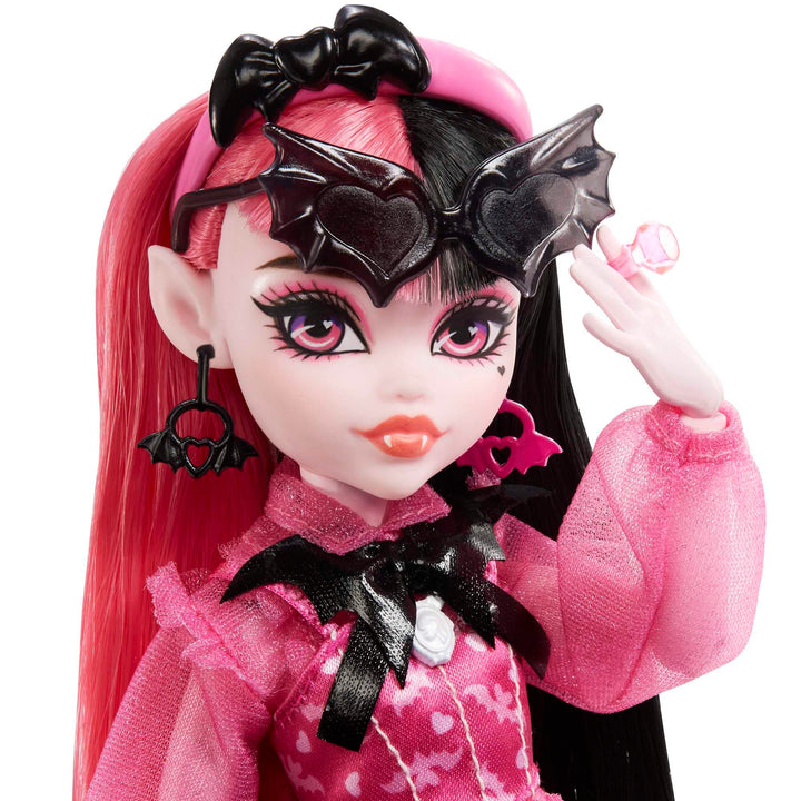 Muñeca Draculaura Monster High Con Cabello Rosa Y Negro Con Accesorios Y Mascota - Imagen 4