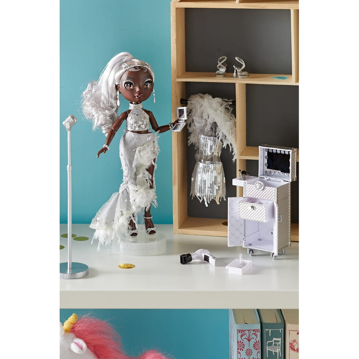 Muñeca Rainbow High Ayesha Sterling Con 2 Trajes De Diseñador Y Accesorios - Imagen 2