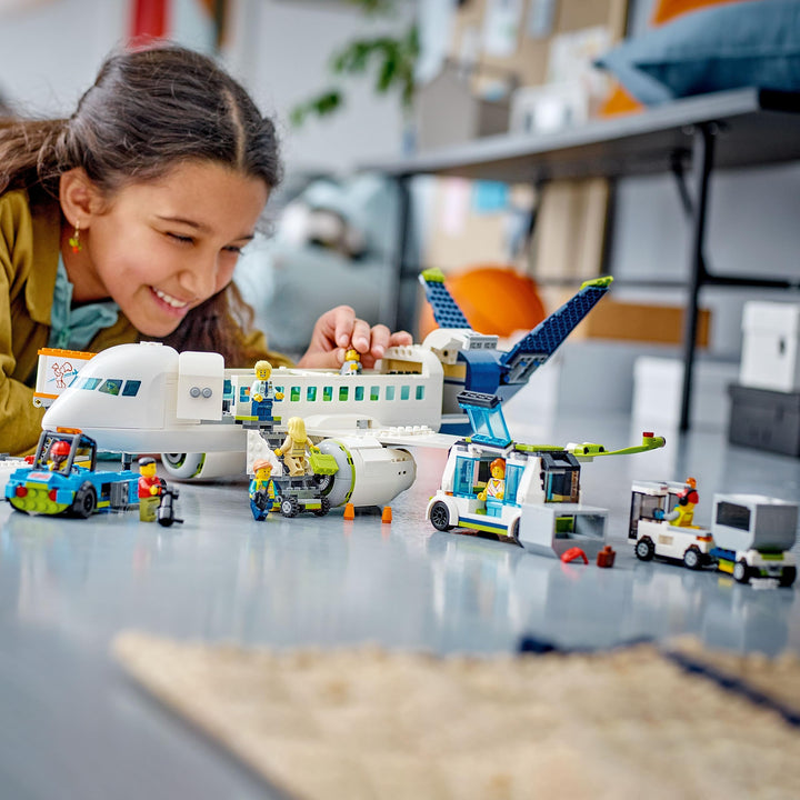 LEGO City Avión De Pasajeros 60367 913 Piezas Con Minifiguras y Vehículos Diversión Educativa - Imagen 2